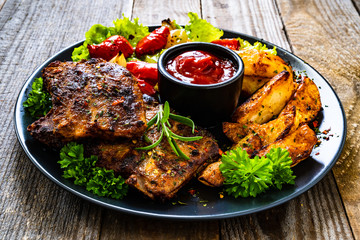 Tasty grilled ribs with vegetables
