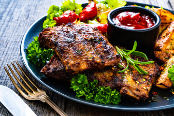 Tasty grilled ribs with vegetables
