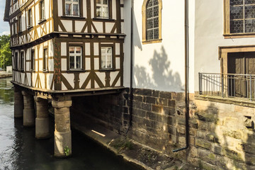 Fototapeta na wymiar Fachwerkhaus über einem Kanal in Forchheim