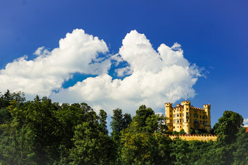 Schloss Hohenschwangau (Geburtsort König Ludwig II. von Bayern) und Sommerhimmel