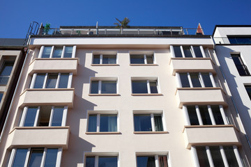 Weisses Modernes Wohngebäude, Mehrfamilienhaus, Froschperspektive, Bremen, Deutschland, Europa