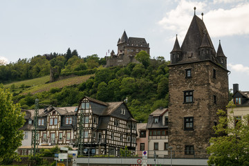 Fototapeta premium bacharach. marktturm und burg stahleck