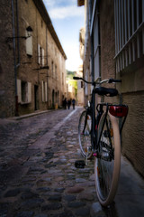 Bicicleta aparcada en la calle. Lagrasse, France.