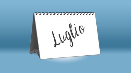 Ein Kalender für den Schreibtisch zeigt den italienischen Monat Luglio (Juli in deutscher Sprache)