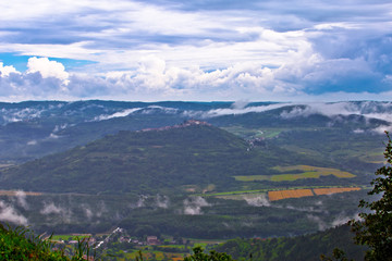 Obraz premium Istra. Green lanscape of Istria and hill town of Motovun fog view