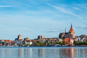Blick von Gehlsdorf über die Warnow auf die Hansestadt Rostock