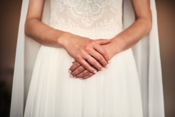Obraz na płótnie Canvas Dłoni na sukni ślubnej