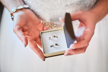 Pudełko z obrączkami w dłoniach