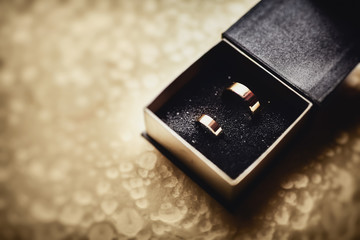 Obrączki w pudełku