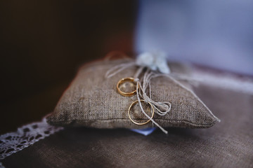 Obrączki na poduszce 