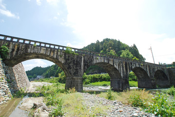 Fototapeta na wymiar 小川にかかる古いアーチ状石橋