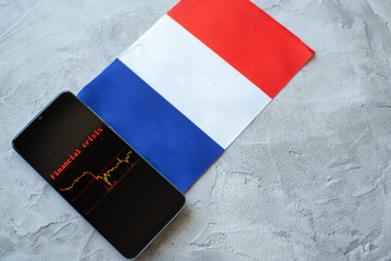 The economic crisis, the news and the schedule drop-down on the smartphone screen