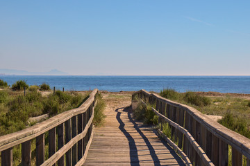 Pasarela de entrada a una playa virgen del mediterráneo, playas de la Costa Cálida. España.