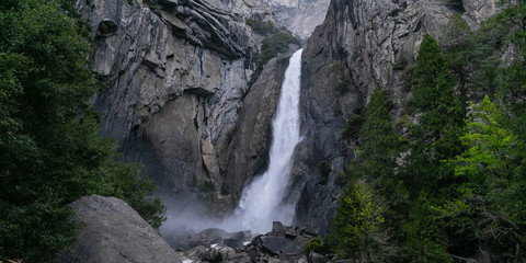 Obraz premium waterfall in Yosemite National Park in sunny weather blue sky with clouds