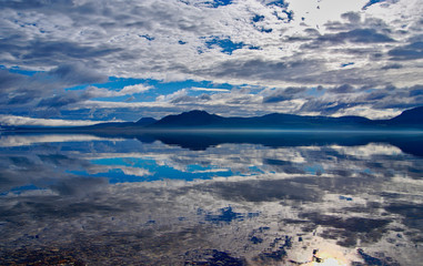 湖に映る雄大な空の風景。屈斜路湖、北海道、日本。