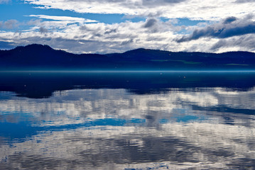 湖に映る雄大な空の風景。屈斜路湖、北海道、日本。