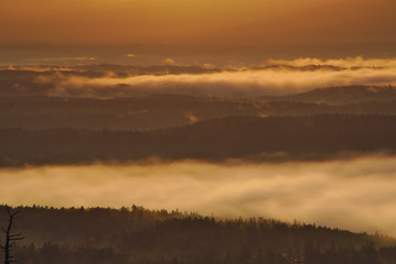 雲海の漂う早朝の峰からの風景。北海道、日本。