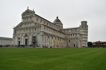 piazza dei miracoli pisa