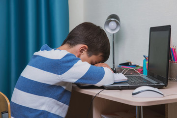a child fell asleep on a laptop during a remote school session. Fatigue and stress on children during distance education