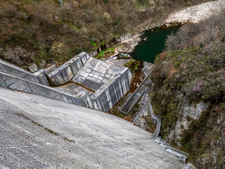 Presa en un río que impide el curso natural del agua.