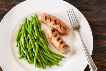 Fried green beans with grilled sausages