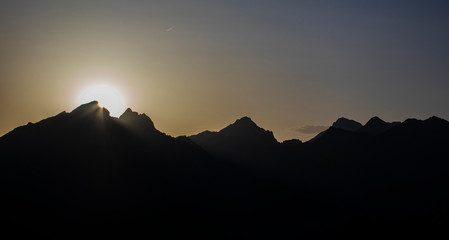 Montagne au lever soleil
