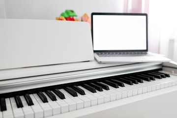 Obraz na płótnie Canvas teacher make online piano lesson to teach students pupils learn from home