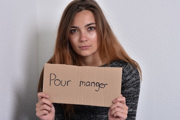 Jeune femme triste qui n'a pas à manger