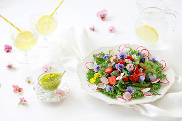 キウイフルーツといちごのサラダ