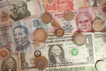 En la mesa hay muchos billetes y monedas de México y pocos billetes de los Estados Unidos.