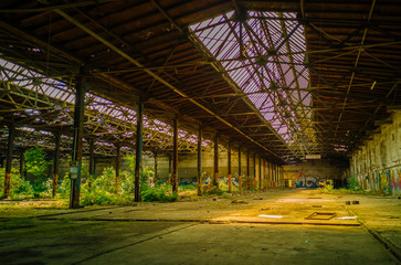 Lost Place Bahnausbesserungswerk altes Hallengebäude vor dem Zerfall
