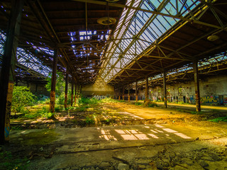 Lost Place Bahnausbesserungswerk altes Hallengebäude vor dem Zerfall