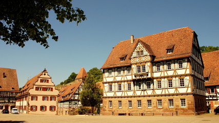 malerische alte Gebäude im Klosterhof von Maulbronn unter blauem Himmel