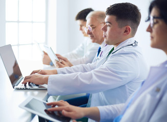Obraz premium Medical team sitting and discussing at table