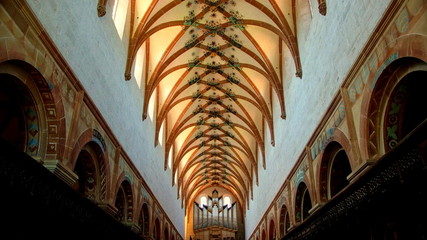 Innenansicht der Klosterkirche mit dekorativem bemaltem Deckengewölbe im Kloster Maulbronn