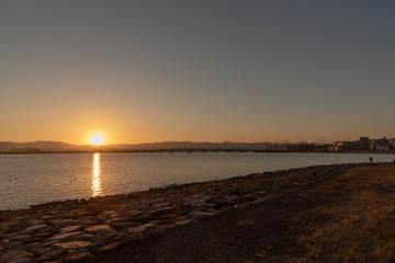 Fototapeta premium 湖岸の日の出