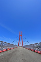 歩行者専用の赤い吊り橋