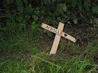 Kreuz mit Aufschrift