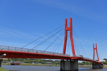 歩行者専用の赤い橋