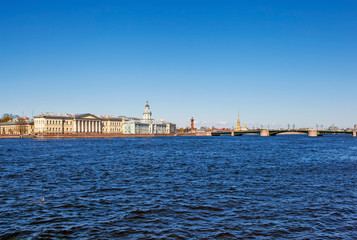Fototapeta premium Widok na Kunstkamera, strzałę Wyspy Wasiljewskiej i Twierdzę Piotra i Pawła. Petersburg. Rosja