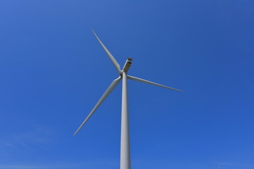 後ろから見た風力発電機