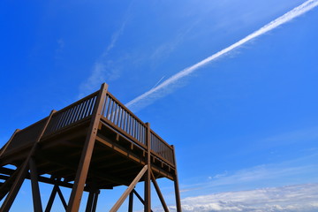 Fototapeta na wymiar 木造の展望台と飛行機雲