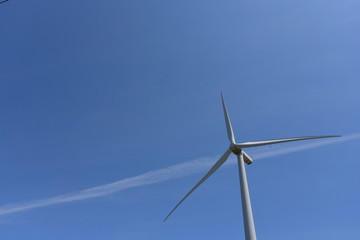風車と飛行機雲