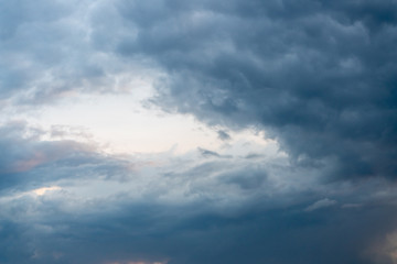 Obraz premium Clouds before the storm in the blue sky.