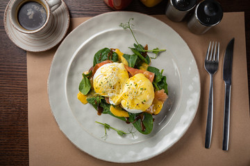 Poached eggs with salad and smoked salmon