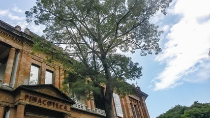 Obraz premium pinacoteca on a sunny day