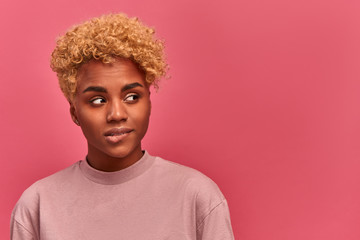 Obraz premium Portrait of a charming black young woman alluringly looking to the right