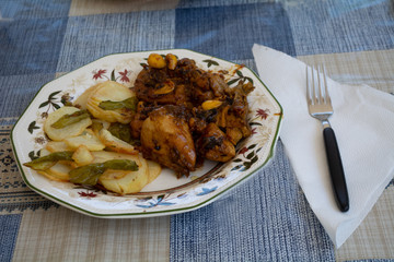 Plato de pollo al ajillo con patatas panaderas
