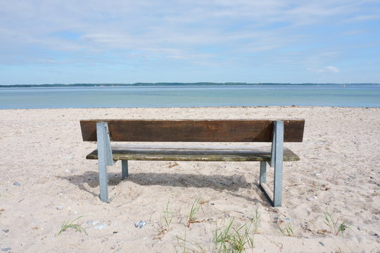 Bank am trand mit Blick aufs Meer 