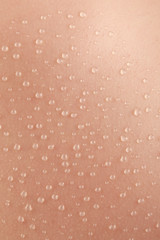 detalle de piel blanca con muchas gotas de agua 
